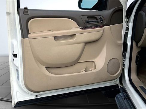 Used 2013 Chevrolet Avalanche LTZ image 24