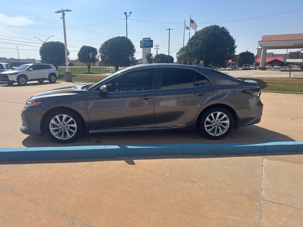 Used 2022 Toyota Camry LE FWD image 4