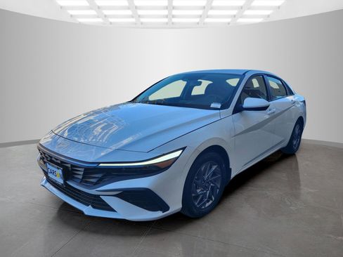Certified 2025 Hyundai Elantra Hybrid FWD image 3