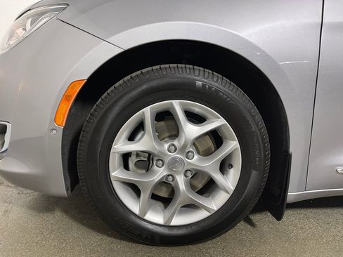 Used 2019 Chrysler Pacifica Touring-L Plus w/ Advanced Safetytec Group FWD image 11