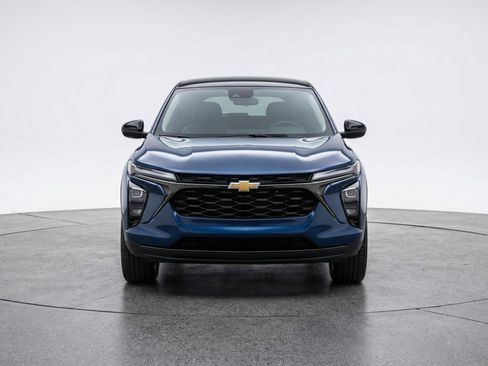Used 2025 Chevrolet Trax LT image 2