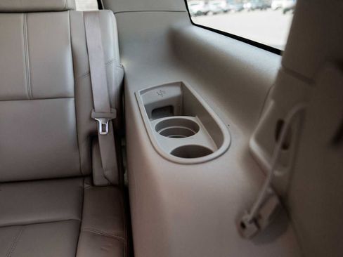 Used 2011 GMC Yukon SLT w/ SLT Chrome Package image 37