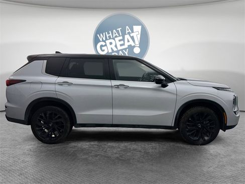 Used 2023 Mitsubishi Outlander SEL Black Edition image 2
