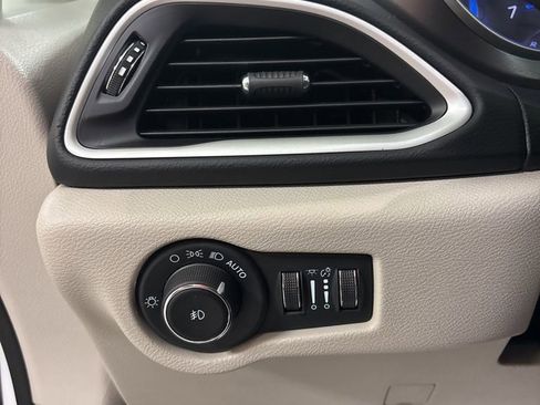 Used 2023 Chrysler Pacifica Touring-L image 12