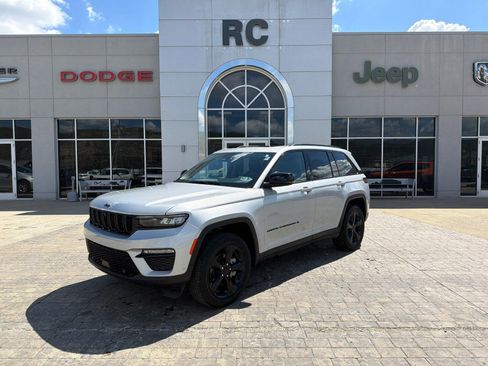 Used 2024 Jeep Grand Cherokee Limited w/ Luxury Tech Group II AWD/4WD image 4