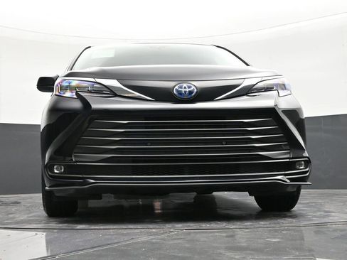 Used 2025 Toyota Sienna XLE w/ XLE Plus Package FWD image 28