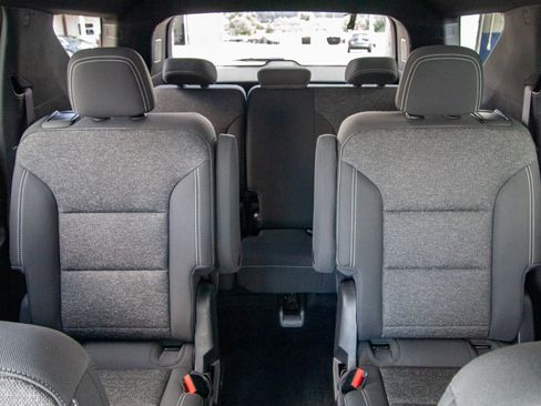 Used 2025 Chevrolet Traverse LT FWD image 23