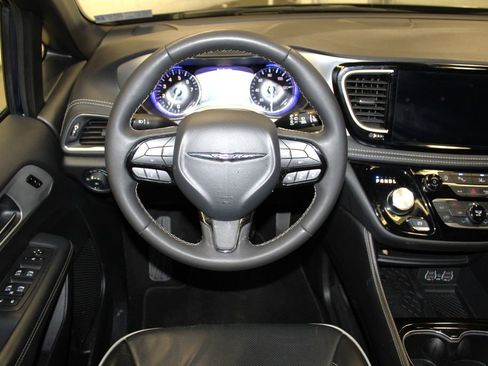 Used 2025 Chrysler Pacifica Limited image 13