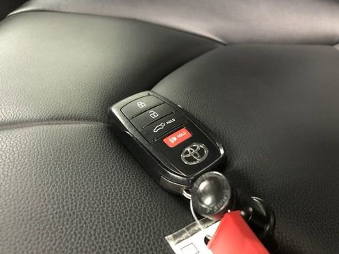 Used 2024 Toyota Highlander XLE image 30