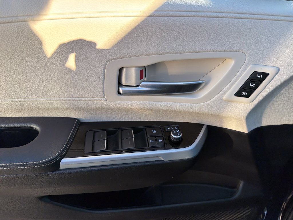Used 2025 Toyota Sienna Platinum AWD/4WD image 19