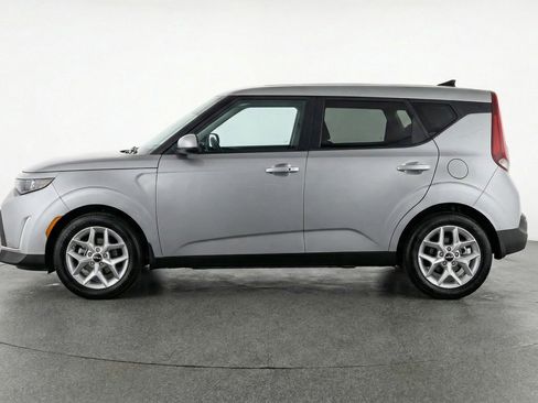 Used 2025 Kia Soul LX w/ LX Technology Package FWD image 5