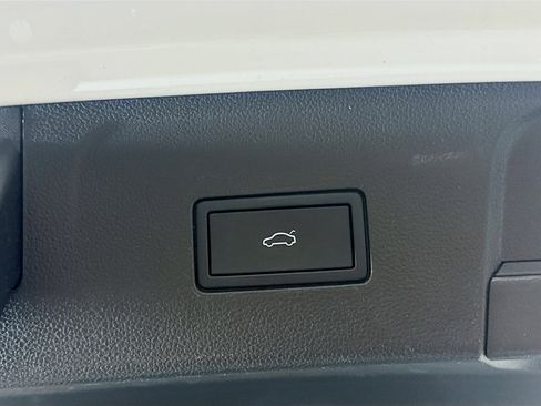 Used 2025 Volkswagen Atlas SE image 32