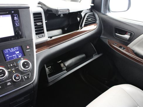 Used 2017 Toyota Sienna Limited Premium FWD image 25