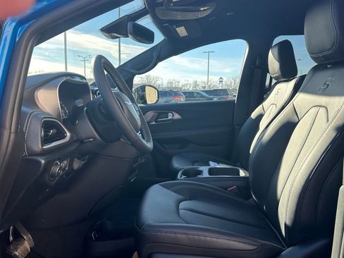 New 2026 Chrysler Pacifica Select w/ S Appearance Package image 9