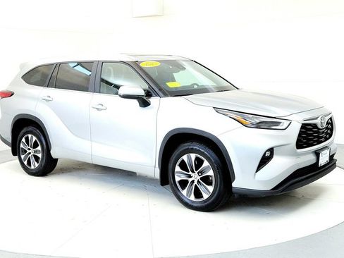 Used 2023 Toyota Highlander XLE AWD/4WD image 7
