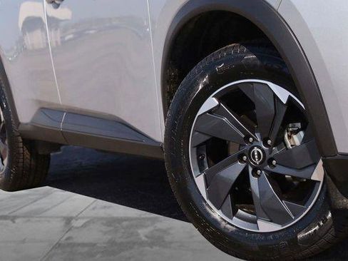 Used 2025 Nissan Rogue SV image 3