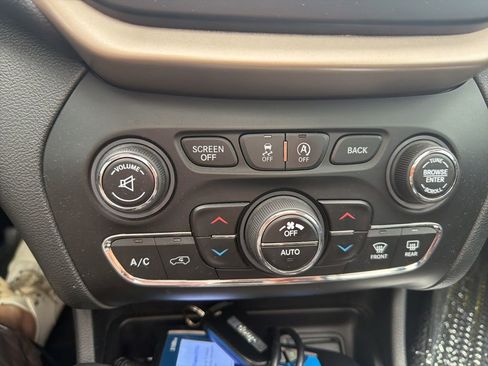 Used 2015 Jeep Cherokee Latitude w/ Comfort/Convenience Group FWD image 19