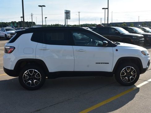 Used 2025 Jeep Compass Trailhawk AWD/4WD image 4