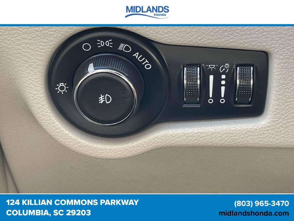 Used 2023 Chrysler Pacifica Limited FWD image 19