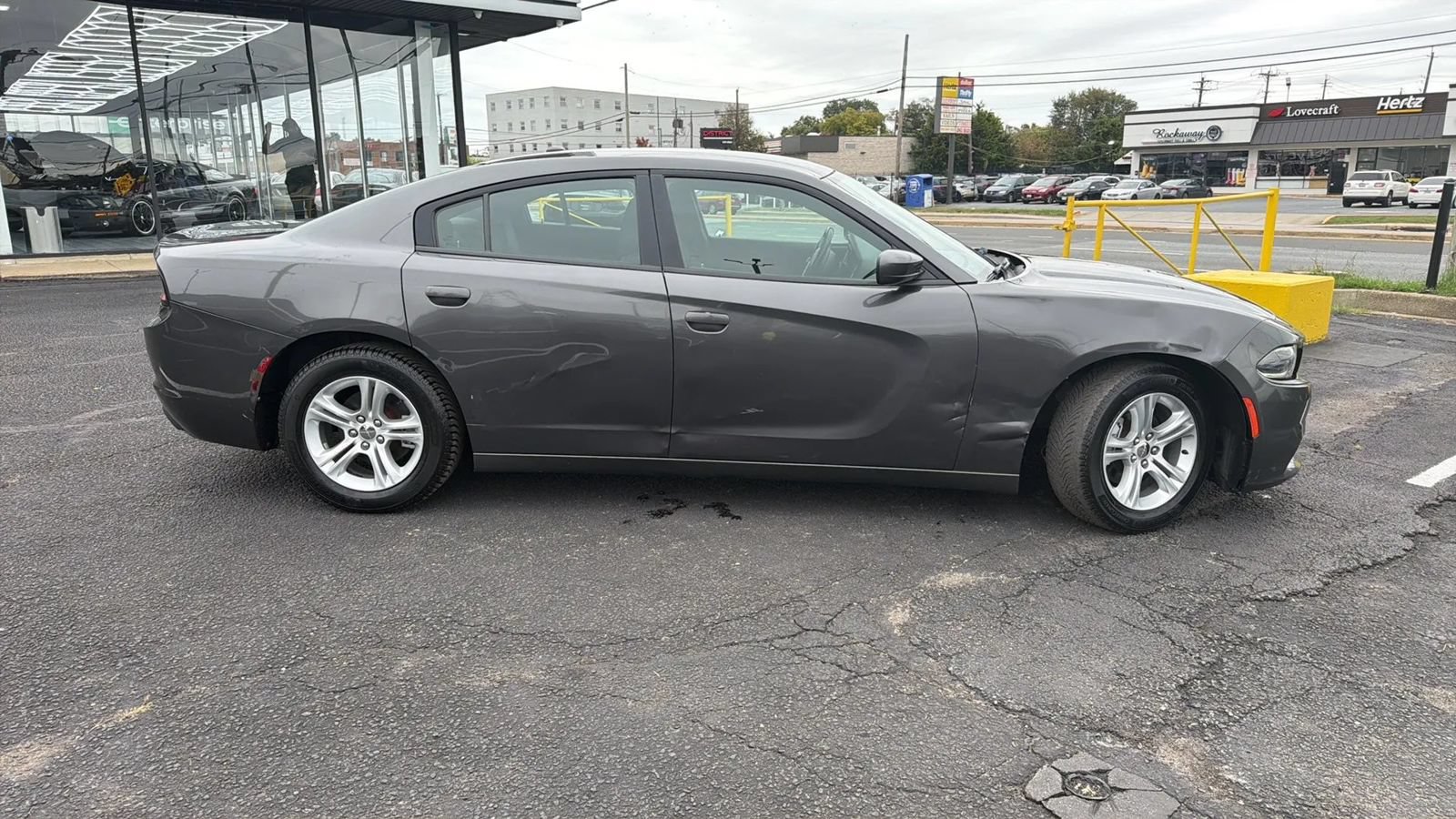 Used 2019 Dodge Charger SXT RWD image 2