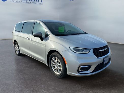 Used 2023 Chrysler Pacifica Touring-L FWD image 7
