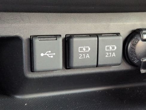 Used 2021 Toyota Highlander XLE FWD image 22