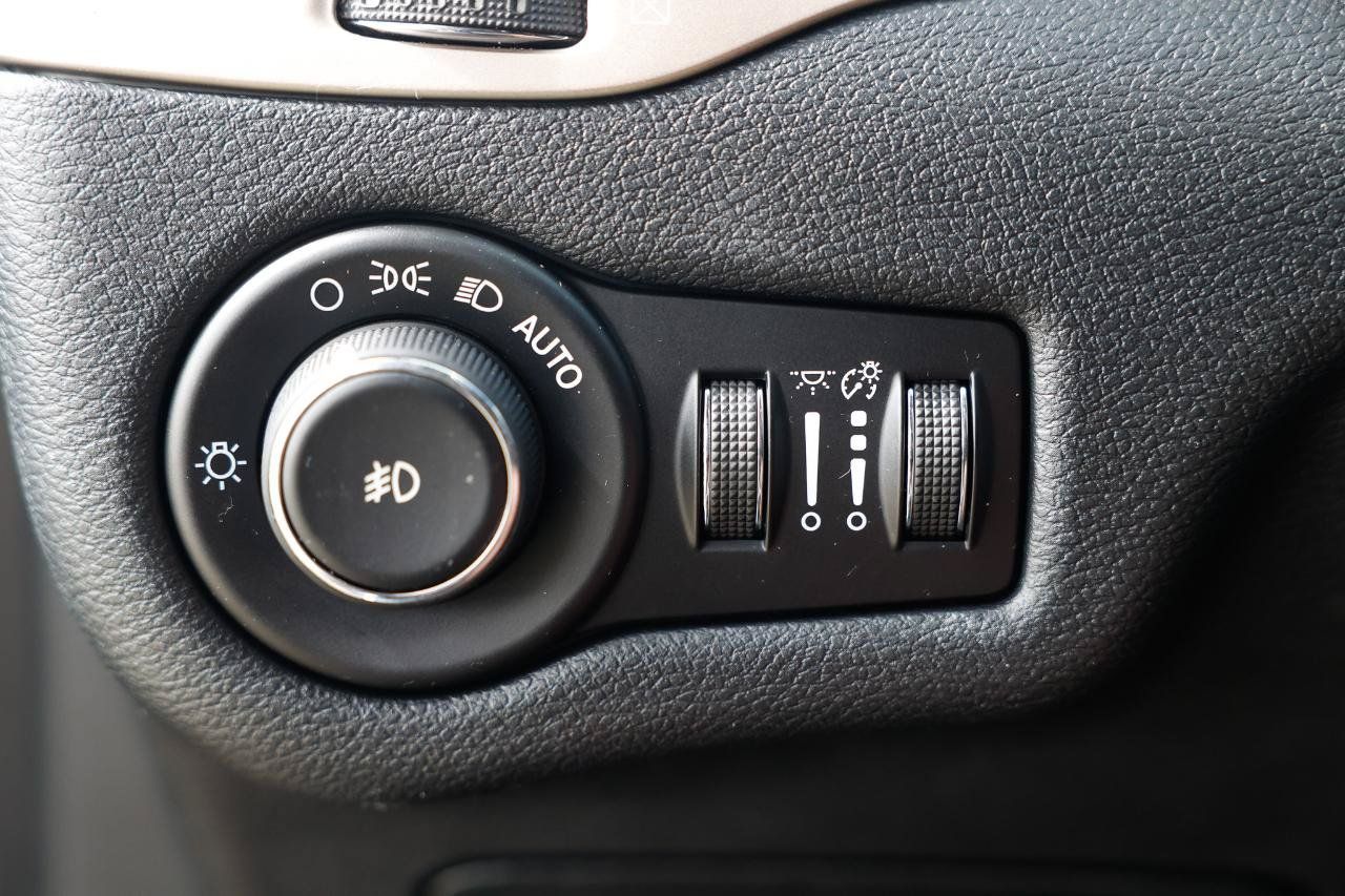 Used 2016 Jeep Cherokee Limited FWD image 40