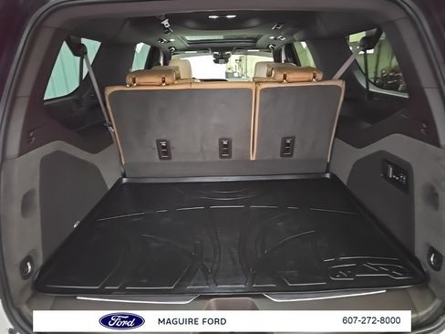 Used 2022 Cadillac Escalade ESV Premium Luxury image 13