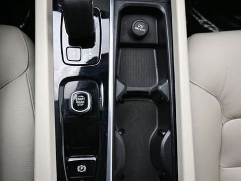 Used 2024 Volvo XC60 B5 Plus w/ Protection Package Premier AWD/4WD image 12