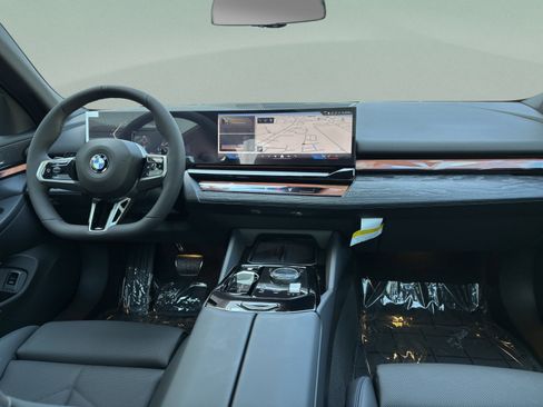 Used 2027 BMW 530i w/ M Sport Package RWD image 7