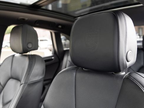 Certified 2024 Porsche Macan AWD/4WD image 23