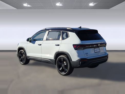 New 2026 Volkswagen Taos SE image 3