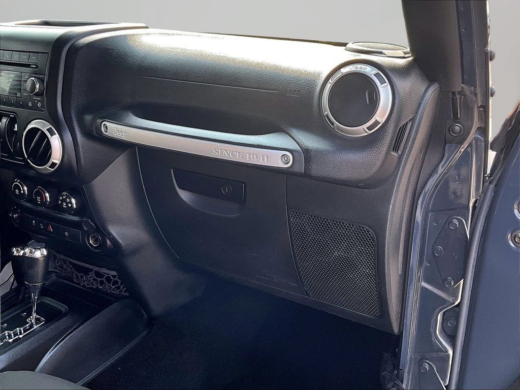 Used 2017 Jeep Wrangler Sahara w/ Connectivity Group AWD/4WD image 18