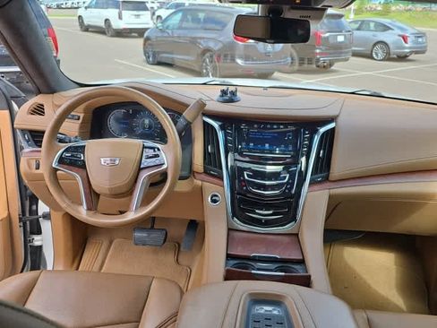 Used 2017 Cadillac Escalade Platinum AWD/4WD image 7