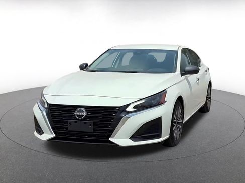 Used 2025 Nissan Altima 2.5 SV FWD image 7