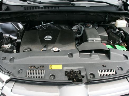 Used 2019 Toyota Highlander XLE AWD/4WD image 29