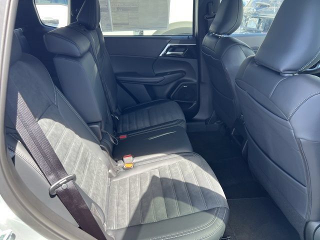 Used 2025 Mitsubishi Outlander SE AWD/4WD image 7