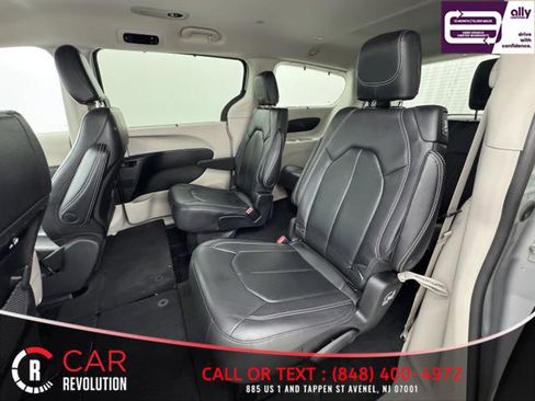Used 2022 Chrysler Pacifica Touring-L image 20