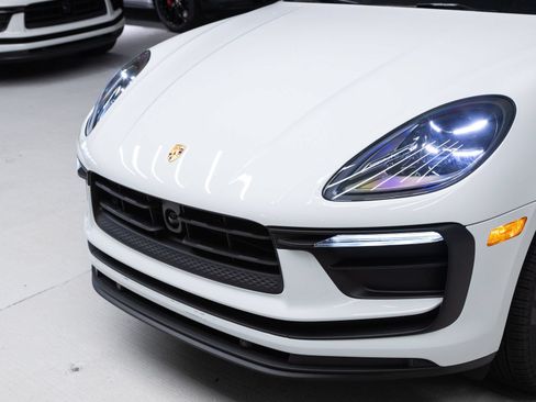 Certified 2026 Porsche Macan AWD/4WD image 32