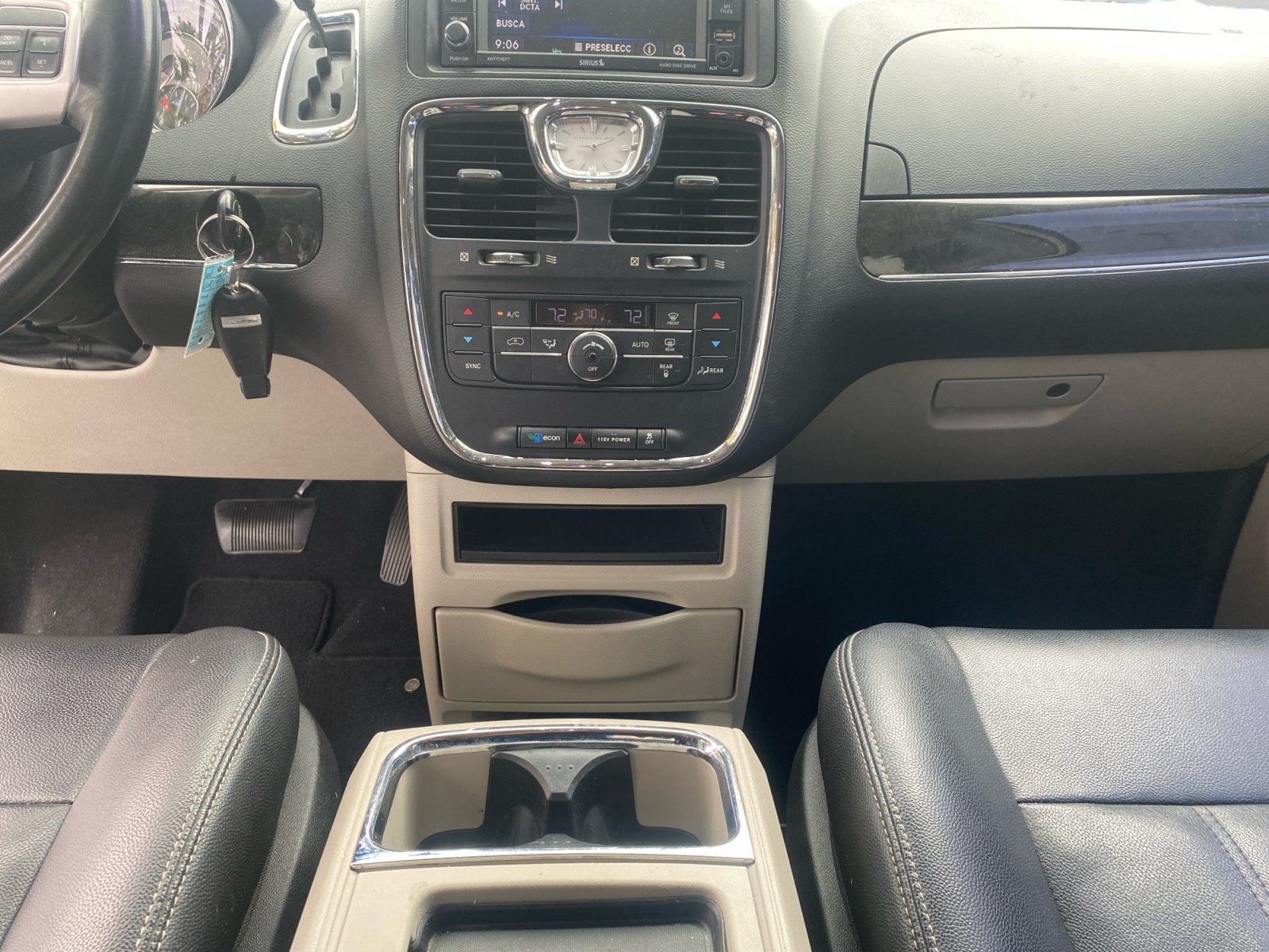 Used 2016 Chrysler Town & Country Touring FWD image 11