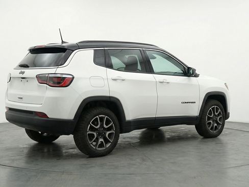 Used 2025 Jeep Compass Trailhawk image 9