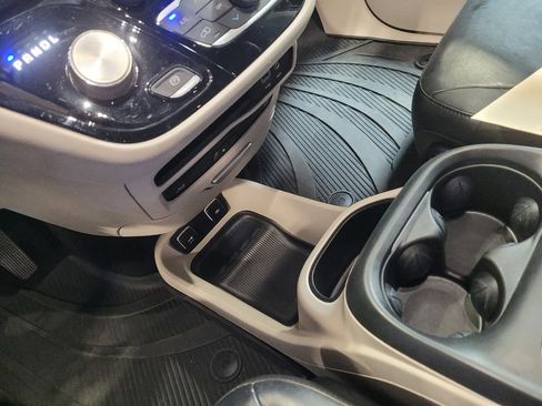 Used 2017 Chrysler Pacifica Touring-L Plus w/ Tire & Wheel Group FWD image 26