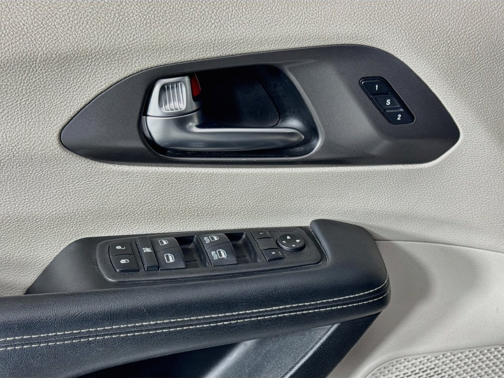 Used 2023 Chrysler Pacifica Touring-L FWD image 19