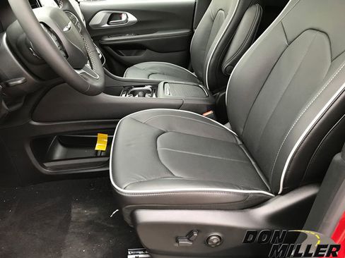 New 2026 Chrysler Pacifica Limited w/ Trailer Tow Group image 15