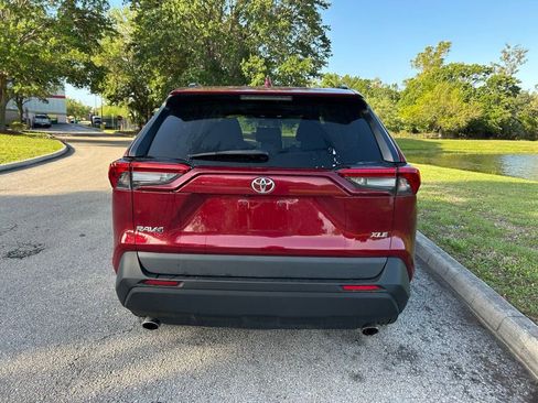 Used 2020 Toyota RAV4 XLE Premium image 4