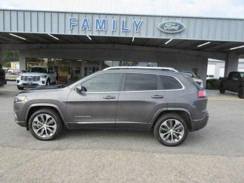 Used 2019 Jeep Cherokee Overland w/ Technology Group AWD/4WD image 2