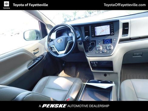 Used 2020 Toyota Sienna XLE w/ XLE Navigation Package FWD image 2
