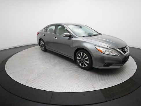 Used 2016 Nissan Altima 2.5 SV w/ Convenience Package image 13