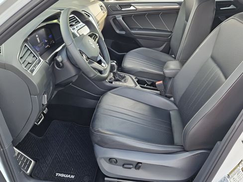 Certified 2022 Volkswagen Tiguan SE R-Line FWD image 13