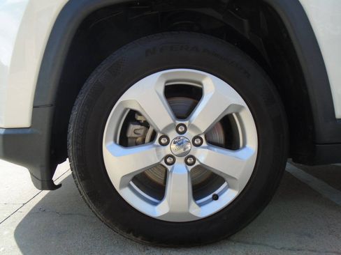 Used 2018 Jeep Compass Latitude w/ Popular Equipment Group FWD image 27